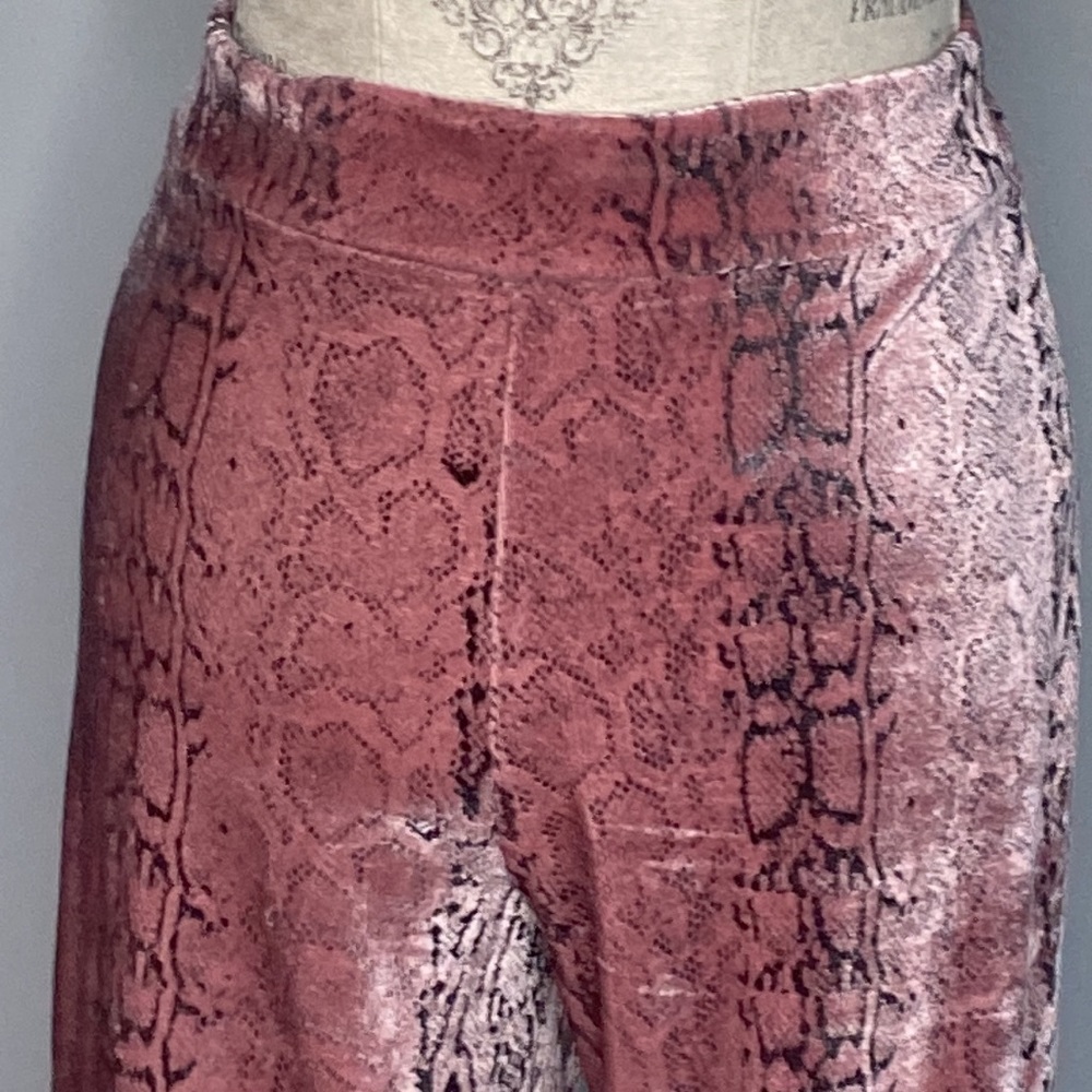 Fashion Nova M Pink Black SnakeSkin ‘Velvet’ Feel Wide Leg Pants Zip Up - Picture 5 of 8